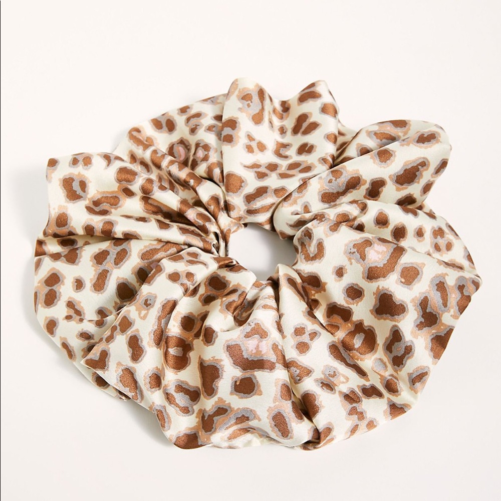 Printed Super Scrunchie✨ - Picture 2 of 6